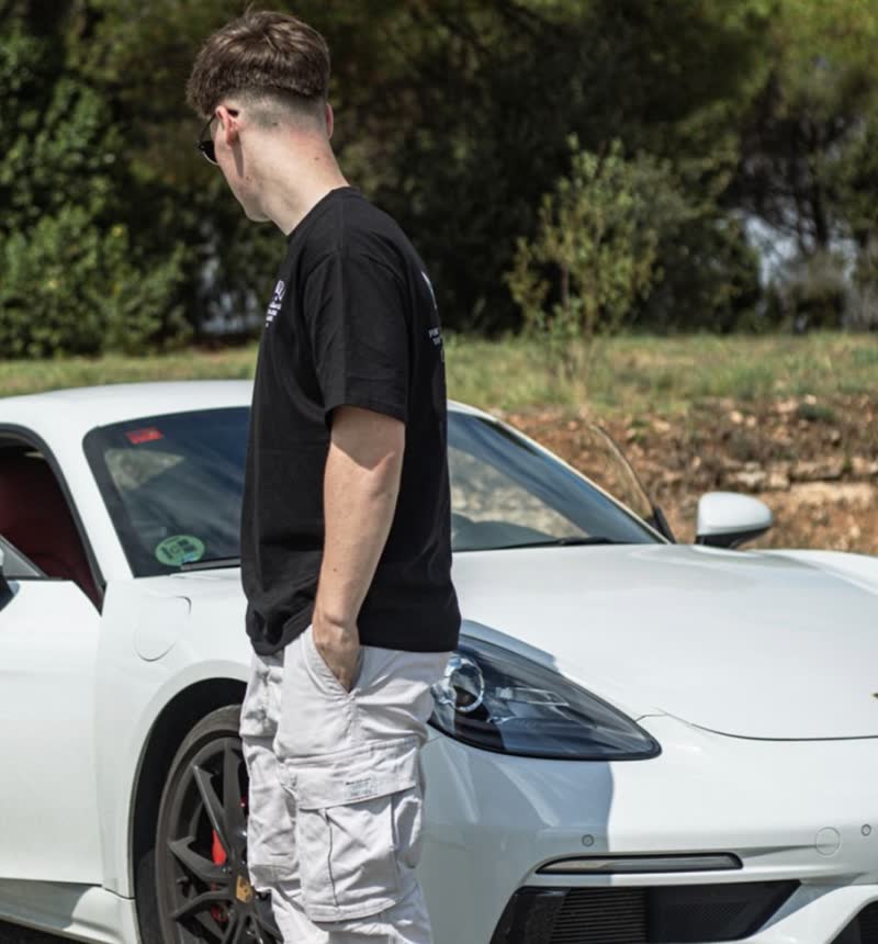 Romà junto a su Porsche 718 Cayman